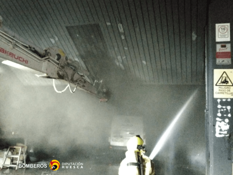 Los bomberos de la DPH apagan un incendio en una nave industrial de Monzón Bomberos.
