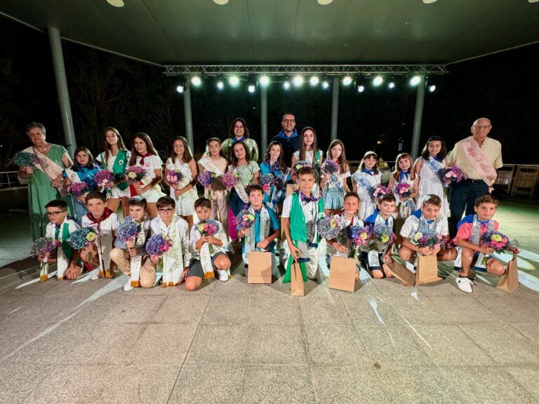 Binéfar inicia las prefiestas colocando su primera pañoleta festiva a 59 bebes y con la presentación de las Majas y Majos Prefiestas Binéfar