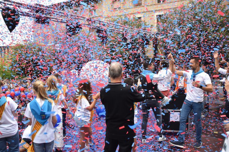 Monzón inicia sus Fiestas de San Mateo con el codetazo infantil y el desfile de carrozas Monzón fiestas codetazo infantil