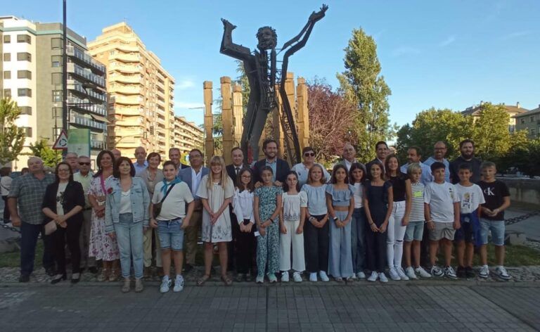 La ofrenda floral a Joaquín Costa en Monzón cumple 42 años Ofrenda Joaquín Costa Monzón