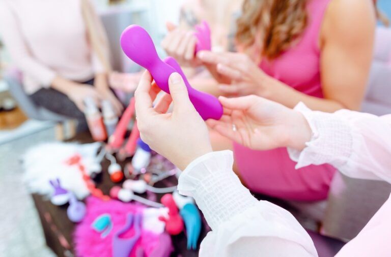 Las 10 preguntas que siempre habrías querido hacerle a una dependienta de un sexshop sexshop