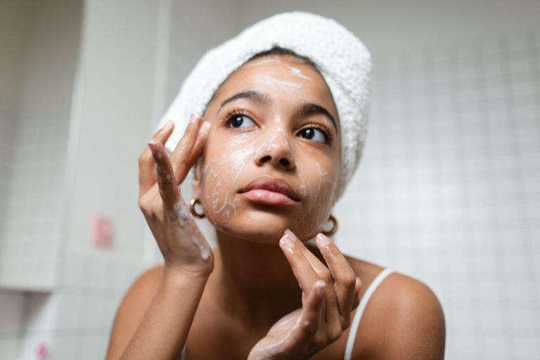 Cosmética natural: cremas, exfoliantes y aceites faciales para una piel radiante