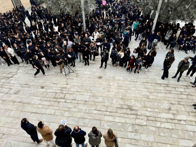 Los centros educativos de Barbastro se unen un año más contra la violencia de género Marea Negra en la plaza Constitución.