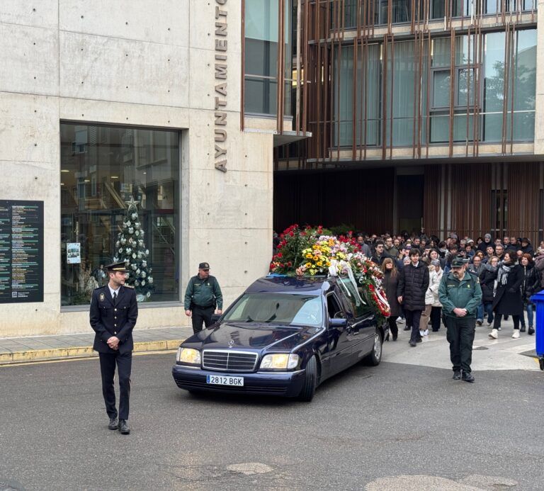 Emotivo y caluroso adiós en una gélida mañana al ex alcalde de Binéfar Cortejo fúnebre.