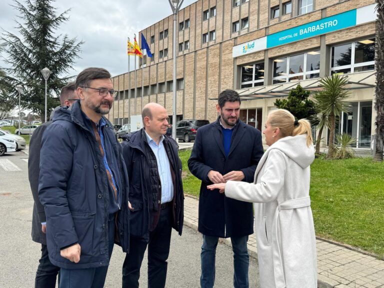 Alejandro Nolasco clama en Barbastro por la situación de la sanidad en Aragón: “Mientras la gente de aquí espera 500 días, Mohamed y Riad tienen preferencia” VoxHospitalBarbastro_RondaSomontano