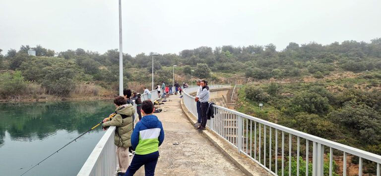 Diecinueve jóvenes pescadores participaron el sábado en el primer «Papá llévame a pescar» de 2025 Primer Papá pescar 2025