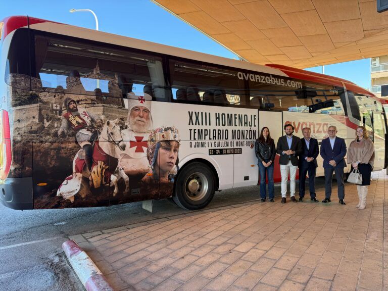Monzón promociona el Homenaje a Mont-Rodón con un autobús templario Autobús templario Monzón