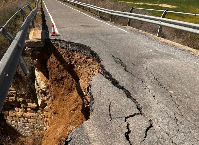 Desprendimientos obligan al cierre de la carretera A-1217 entre Peralta de Alcofea y El Tormillo