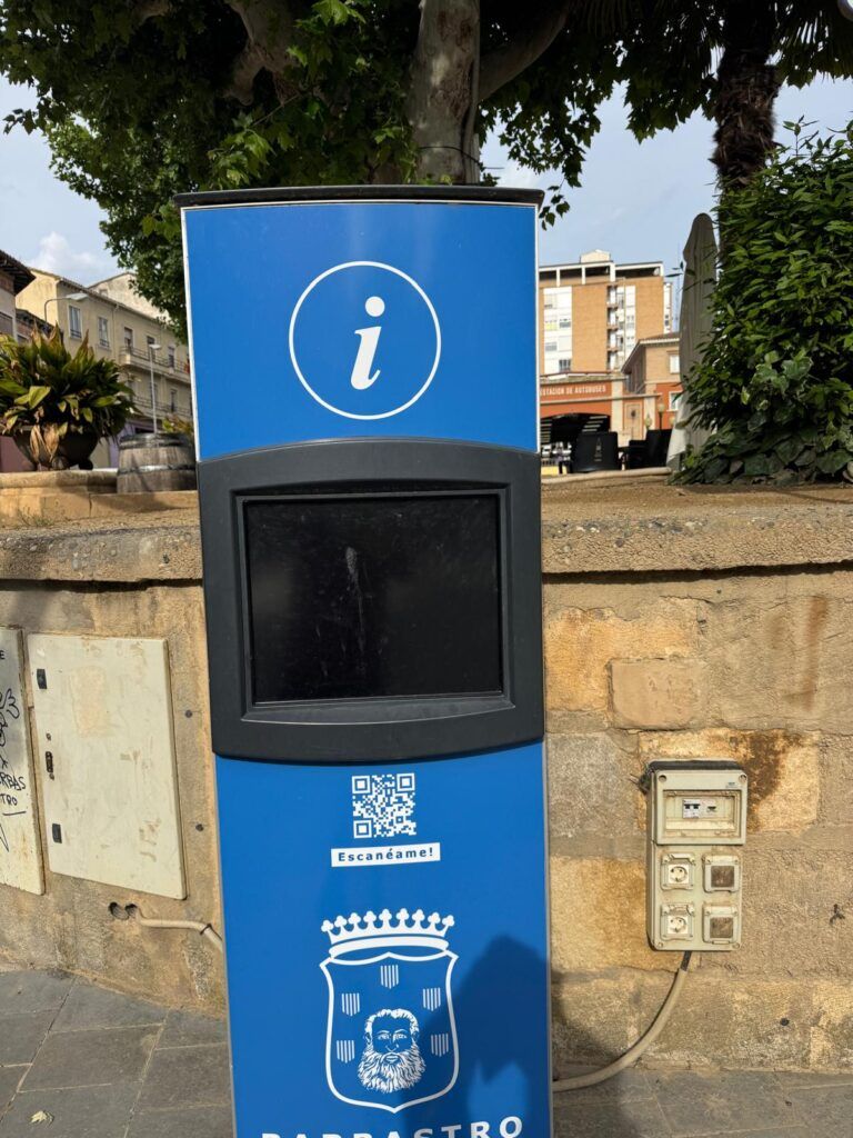 El Ayuntamiento de Barbastro investiga la emisión de un vídeo inapropiado en un tótem informativo