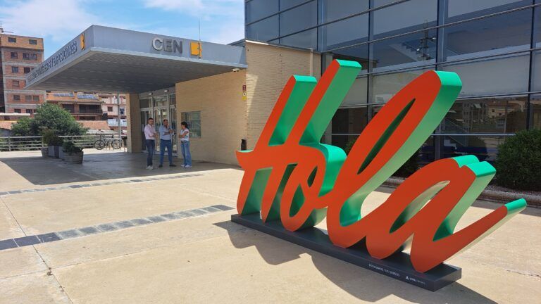 Un gran ‘Hola’ da la bienvenida en la plaza del Centro de Congresos de Barbastro hola barbastro