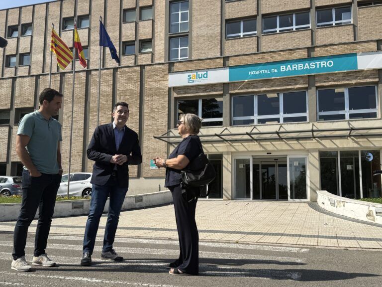 Ivan Carpi a la entrada del Hospital de Barba stro con Daniel Gracia y María José Grande
