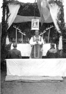 Misa de campaña en la ermita de Santa Orosia, invierno de 1938. Celebra don Santos Lalueza