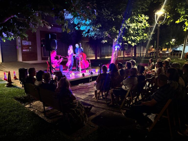 Maialaen Areta Quartet se sube al escenario de la plaza San Quílez este jueves en EnClave Binéfar A las 22.00 h. La formación Maialen Areta Quartet se subirá mañana jueves 17 al escenario de la plaza San Quílez en el segundo concierto del ciclo EnClave Binéfar, organizado por la Concejalía de Cultura para las noches de los jueves de julio. La actuación, gratuita, será a partir de las 22.00 h. al igual que las dos restantes previstas para los días 24 y 31. Mailaen Areta es una artista que comenzó a dar sus primeros pasos en la música con el saxofón. Cursó el grado medio en el conservatorio Pablo Sarasate y cuando terminó decidió que quería seguir estudiando música de manera que comenzó su carrera como cantante de jazz. Actualmente es vocalista en grupos que abarcan diferentes estilos. En este proyecto personal, que completan completan Oihan Arizala al piano, Dani Rois a la batería y Aitor Herbon al bajo, la cantante saca su faceta más creativa y combina aquellos estilos que más disfruta y domina. El cuarteto abordará temas del jazz, soul y música pop que van desde Aretha Franklin a Michael Jackson. Maialen Areta Quartet toma el testigo a la aragonesa Julia Maro Trío que llenó la plaza Hipólito Bitrián el pasado jueves 10 con un repertorio de Maialen Areta Binéfar