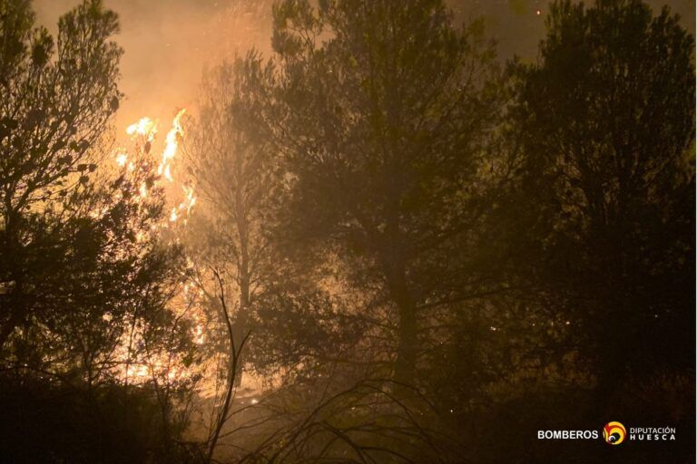 El fuego pone en jaque a Monzón durante la noche