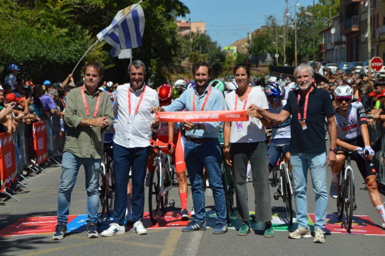 Miles de personas arropan la salida de La Vuelta en Monzón LaVueltaenMonzón_RondaSomontano