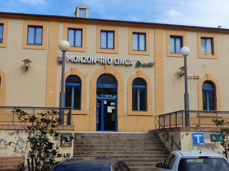 El PSOE lamenta que el PP de Azcón vote contra la conexión ferroviaria para toda la provincia de Huesca mejoras estación tren monzón