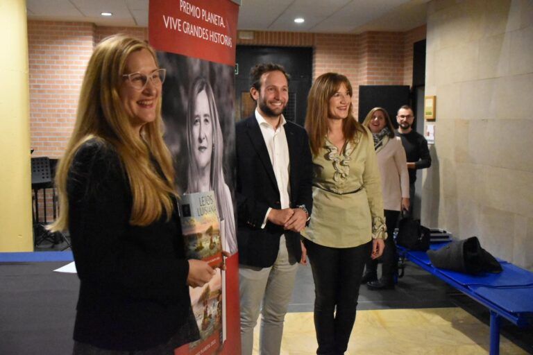 Luz Gabás presenta su última novela ‘Corazón de Oro’ en Monzón Luz Gabás Monzón