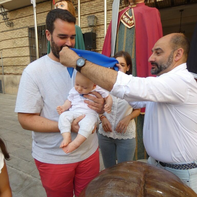 Más de 70 pequeños barbastrenses reciben la pañoleta de Mis Primeras Fiestas pañoleta Barbastro
