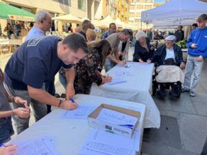 Recogida de firmas en Barbastro. Ronda Somontano.