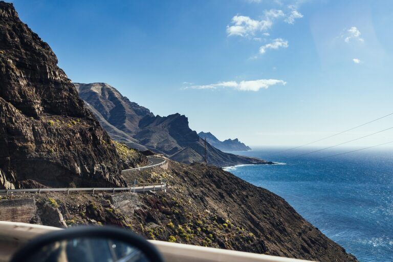 Rutas a pie y en moto por las Islas Canarias: miradores, tranquilidad y naturaleza volcánica