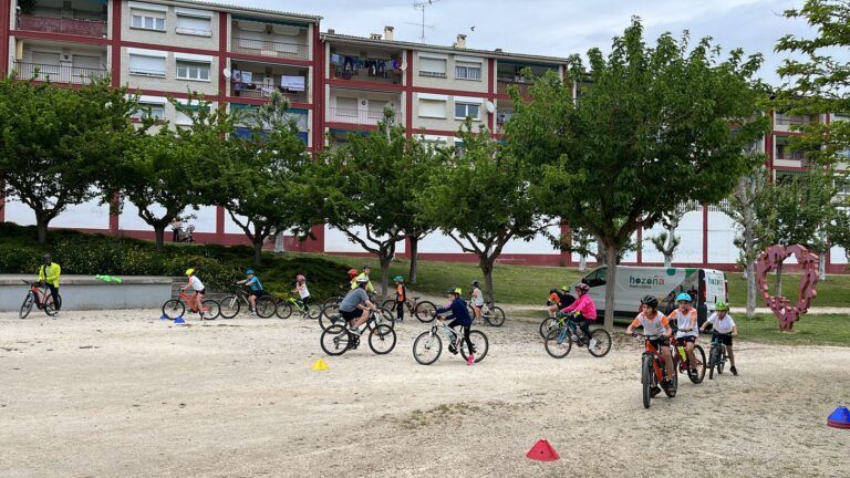 1350 alumnos de Barbastro participan en los proyectos Aula en Bici y Sobre Ruedas Aula en Bici Barbastro