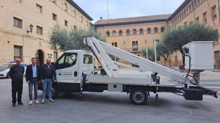 El Ayuntamiento completa la renovación del parque móvil del Área de servicios con la recepción de un camión con cesta elevadora renovación parque móvil barbastro