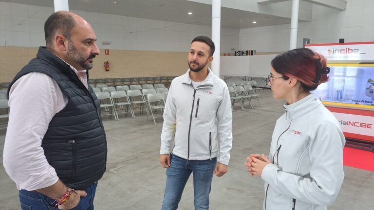 El stand de itinerante del Instituto Nacional de Ciberseguridad, en Barbastro incibe barbastro