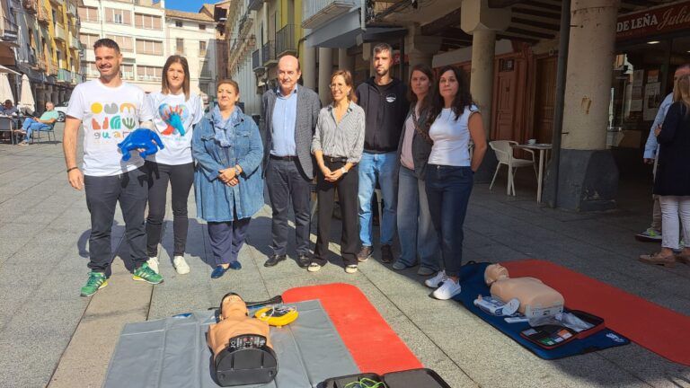 El personal de enfermería del Hospital enseña a los barbastrenses cómo actuar ante una parada cardiaca rcp barbastro