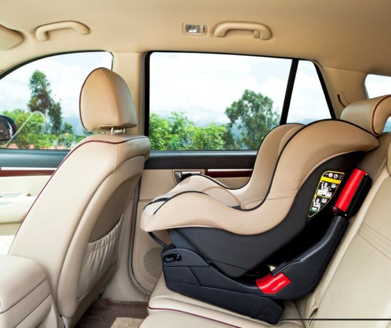 Viajar con niños, cómo cambia la normativa de sillas de coche en el mundo