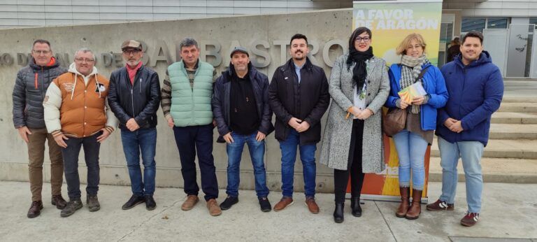 Villagrasa denuncia en Barbastro que «el PP juega con la salud» CHA en el Centro de Salud de Barbastro