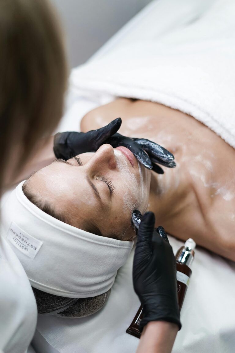 Estética y belleza: cómo formarte y abrirte camino en un sector con demanda real