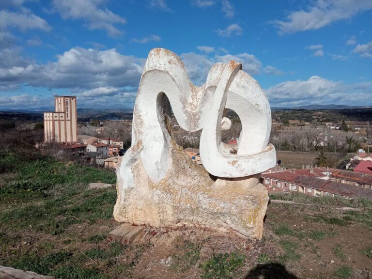 El símbolo montañero de Barbastro vuelve a ser dañado en la Barbacana