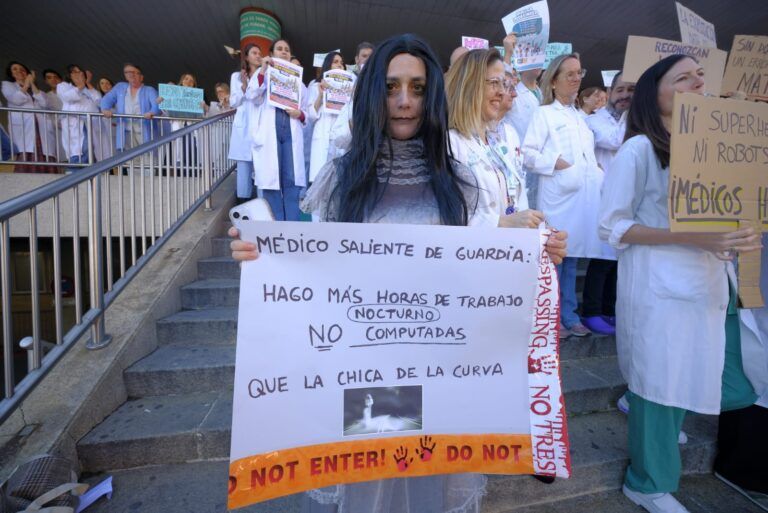 Facultativos médicos convocan una manifestación en Zaragoza tras cinco días de huelga en Aragón manifestación huelga médicos Aragón
