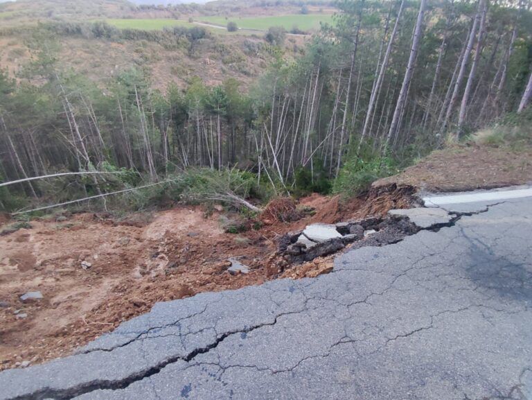 Hundimiento en la A1227 obliga a cortar la carretera entre Bierge y Abiego