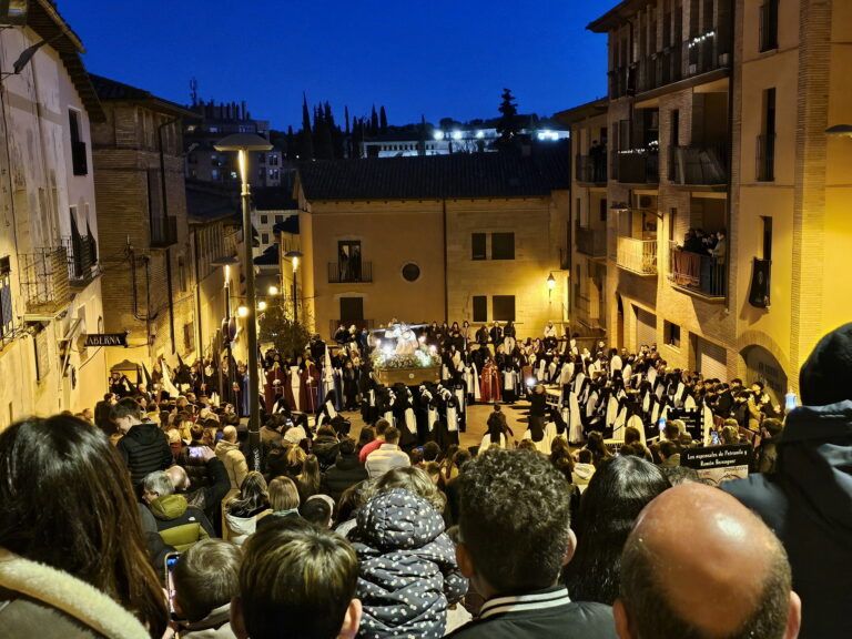 Las jotas y el recogimiento marcan la Procesión de las Tres Caídas en Barbastro procesión tres caídas barbastro