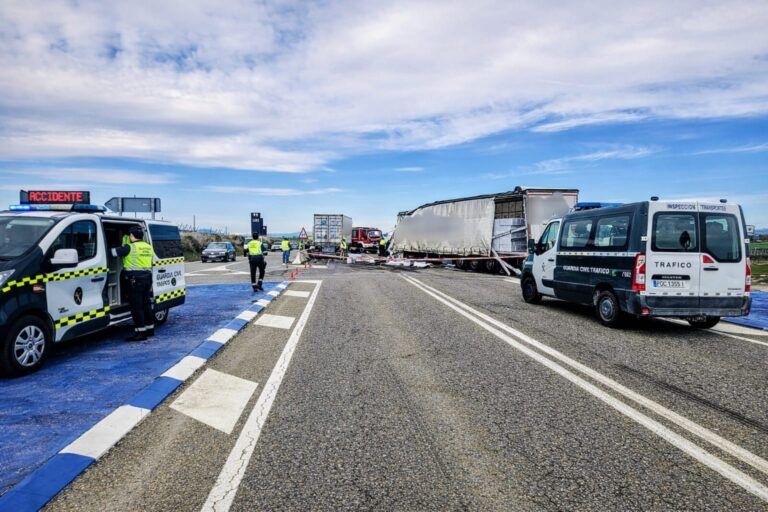 Dos heridos en un accidente de vehículos articulados en la N-240 en Barbastro