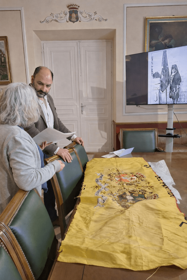 La bandera del Somatén de Barbastro se incorpora al Archivo Municipal Somatén Barbastro.