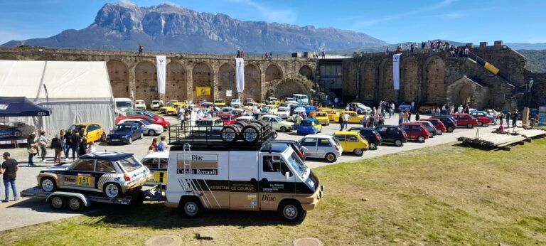 El Castillo de Aínsa reúne este fin de semana a 170 vehículos clásicos de Renault concentración Renault Aínsa
