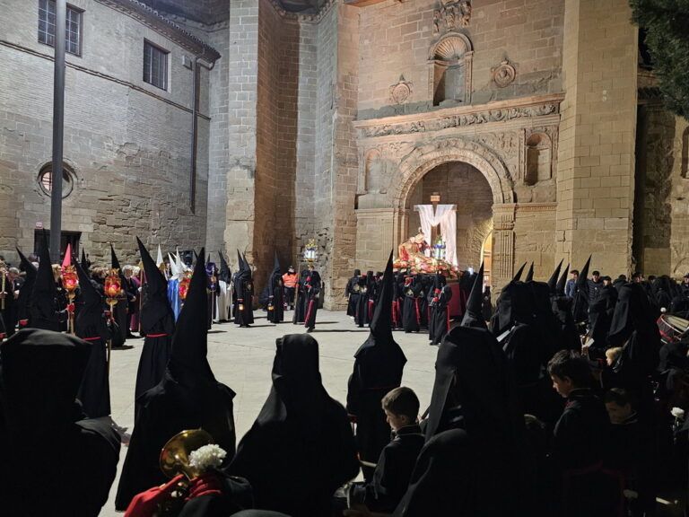La Procesión de las Lágrimas de María recorre Barbastro con una nueva corona para la Virgen de la Piedad
