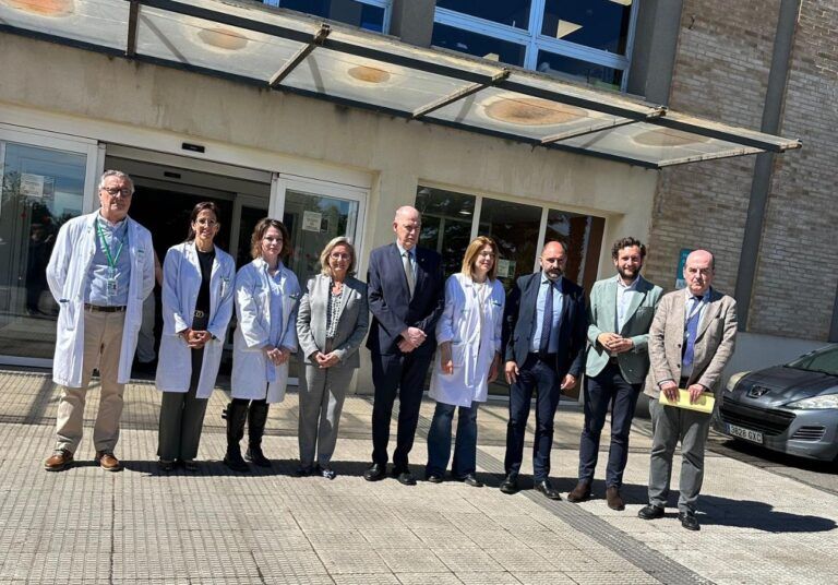 El consejero de Sanidad aborda la situación de Oncología y el déficit de profesionales en Barbastro Hospital Barbastro