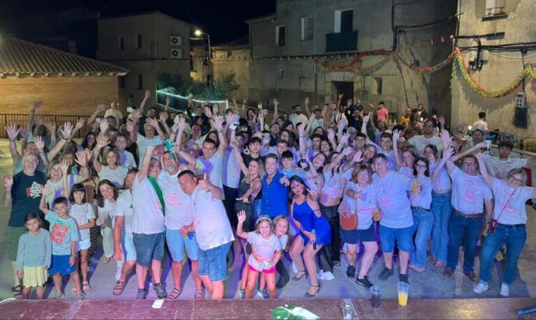 Vecinos y peñistas celebrando las Fiestas de Alberuela de La Liena