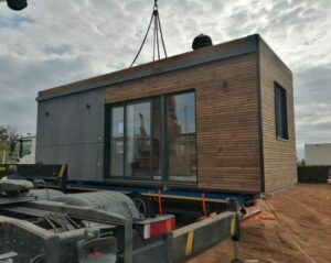 Casa modular de madera durante su transporte para instalación