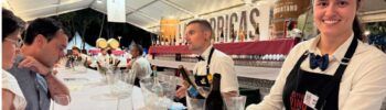 Una caramera sirviendo vino en el Festival Vino Somontano
