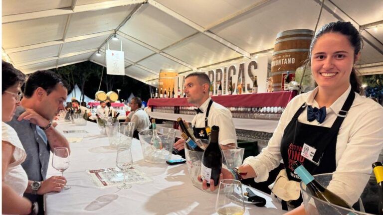 El Festival Vino Somontano celebrará su 26ª edición del 30 de julio al 2 de agosto en Barbastro Una caramera sirviendo vino en el Festival Vino Somontano