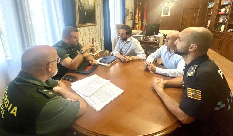 Reunión en alcaldía entre la Guardia Civil, Policía Local y alcalde y concejal de Policía.