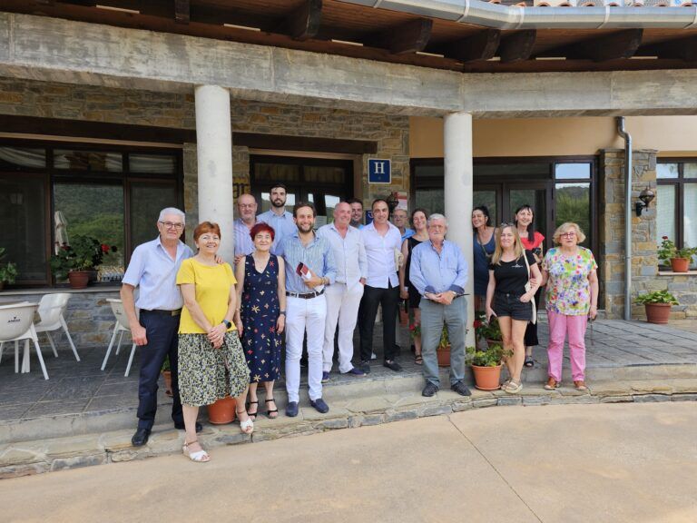 Isaac Claver, en agosto de 2024, reunido con empresarios de la zona de Rodellar afectados por la falta de cobertura
