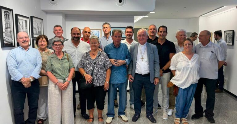 Asistentes a la inauguración de Tallada Nueve ayer en Barbastro
