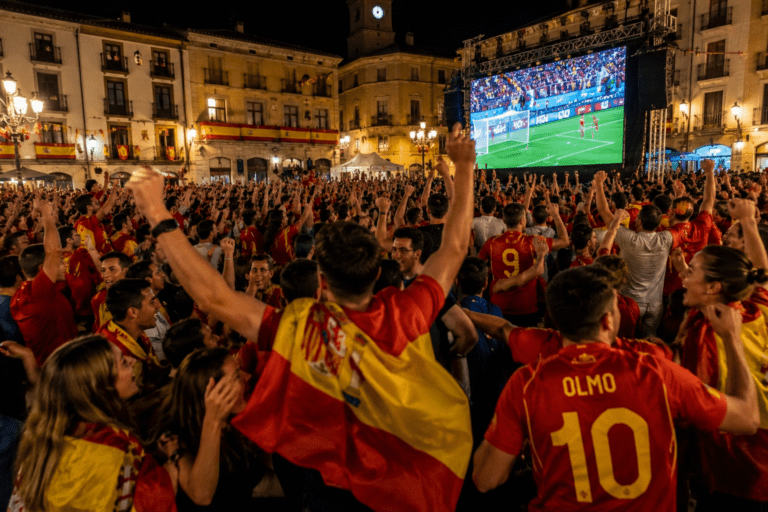 Aficionados viendo la final España Argentina en una pantalla gigante en Huesca