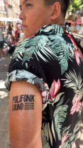 familia emocionada PolifoniK Sound