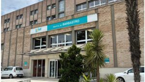 Fachada principal del Hospital de Barbastro con el letrero oficial de Salud